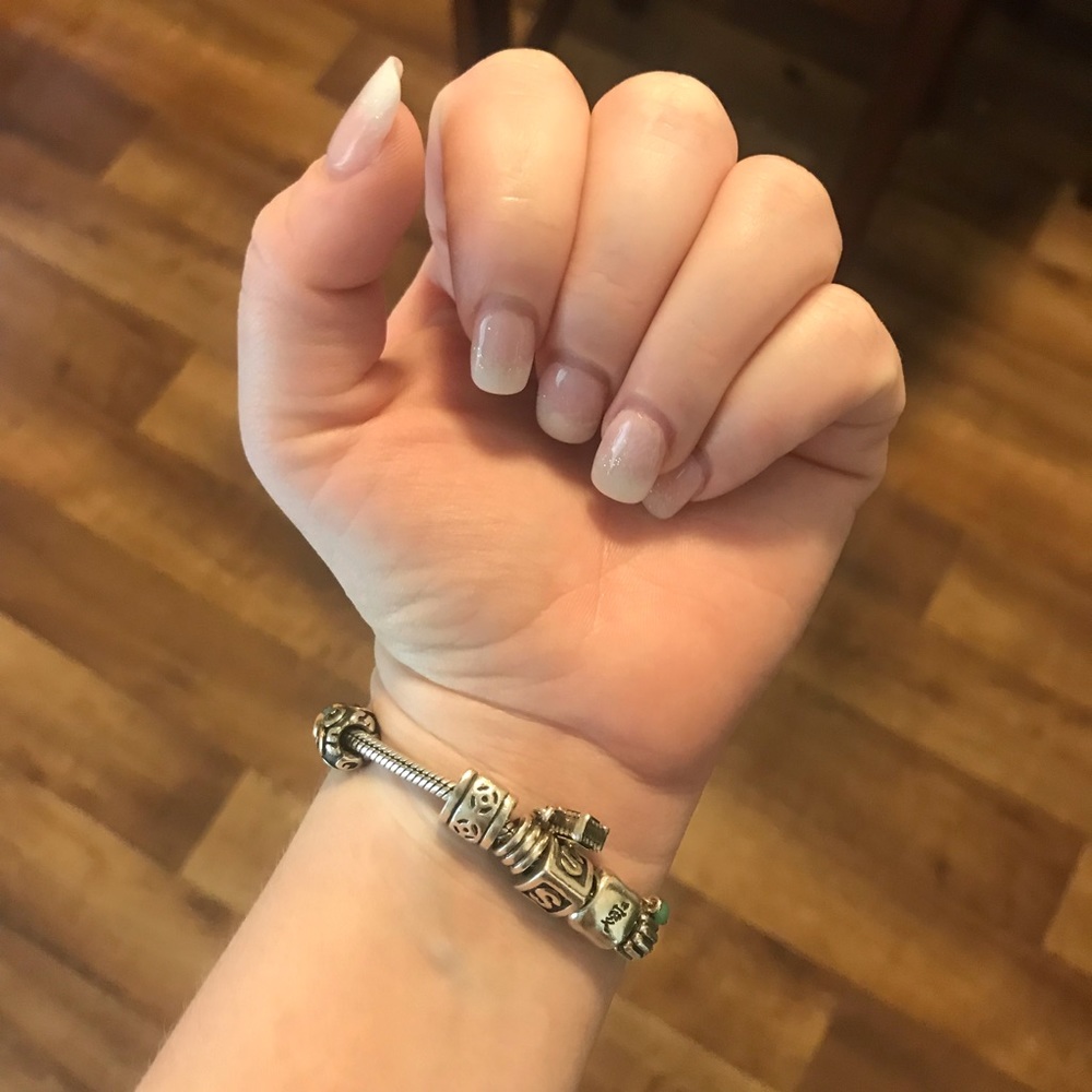 Pandora bracket gold collapse. 7 pandora beads.